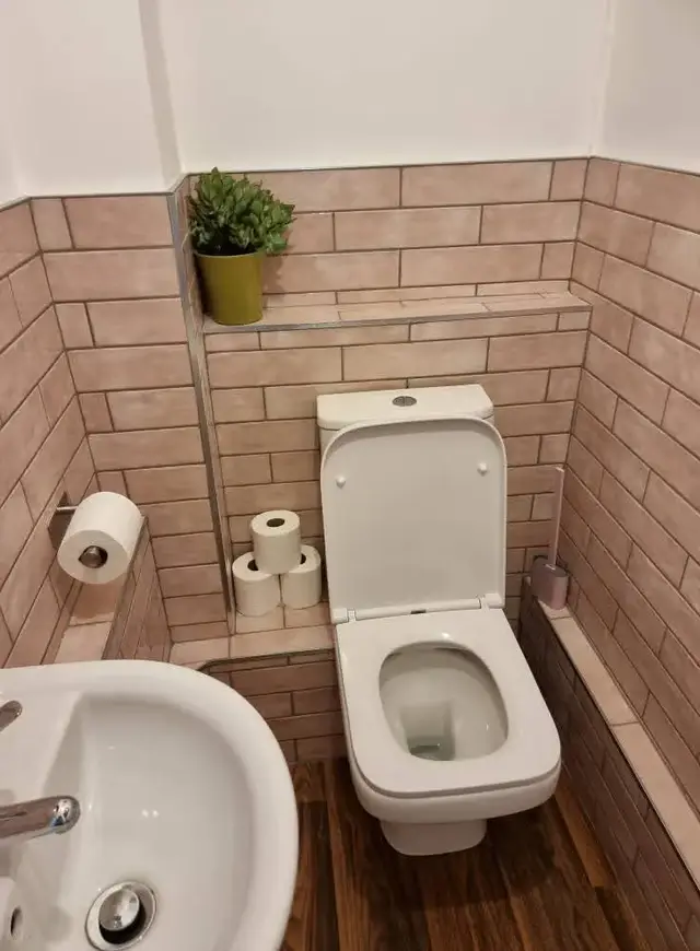 Bathroom tiling in Swansea: brown brickeffect small