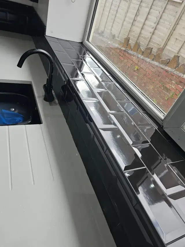 Kitchen tiling in Swansea: black tiles brick