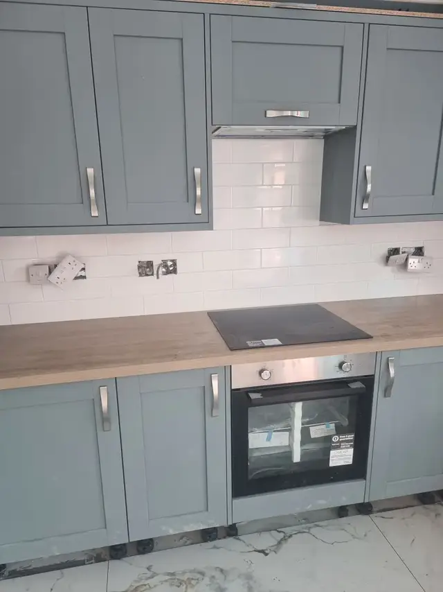Kitchen tiling in Swansea: blue white brickeffect