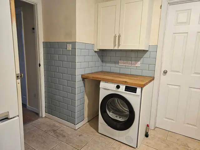 Kitchen tiling in Swansea: bright blue brick