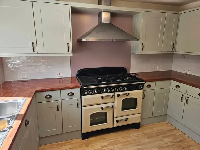 Kitchen tiling in Swansea: white brick cream range